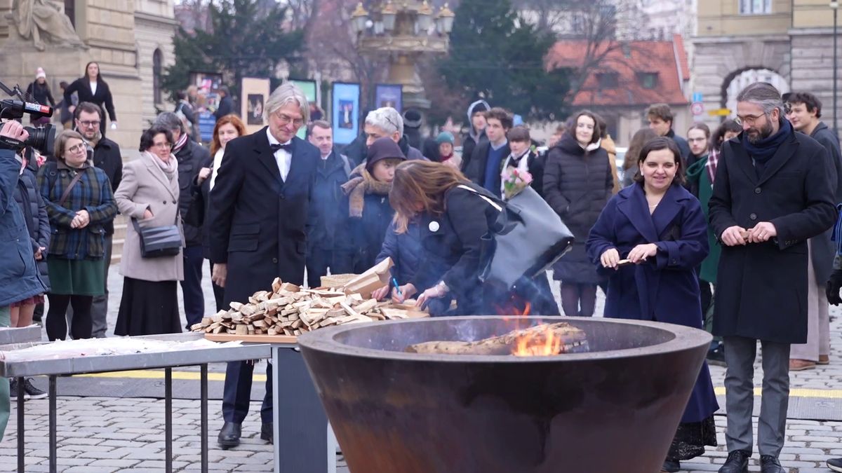 Lidé se před filozofickou fakultou loučili s pietním ohněm
